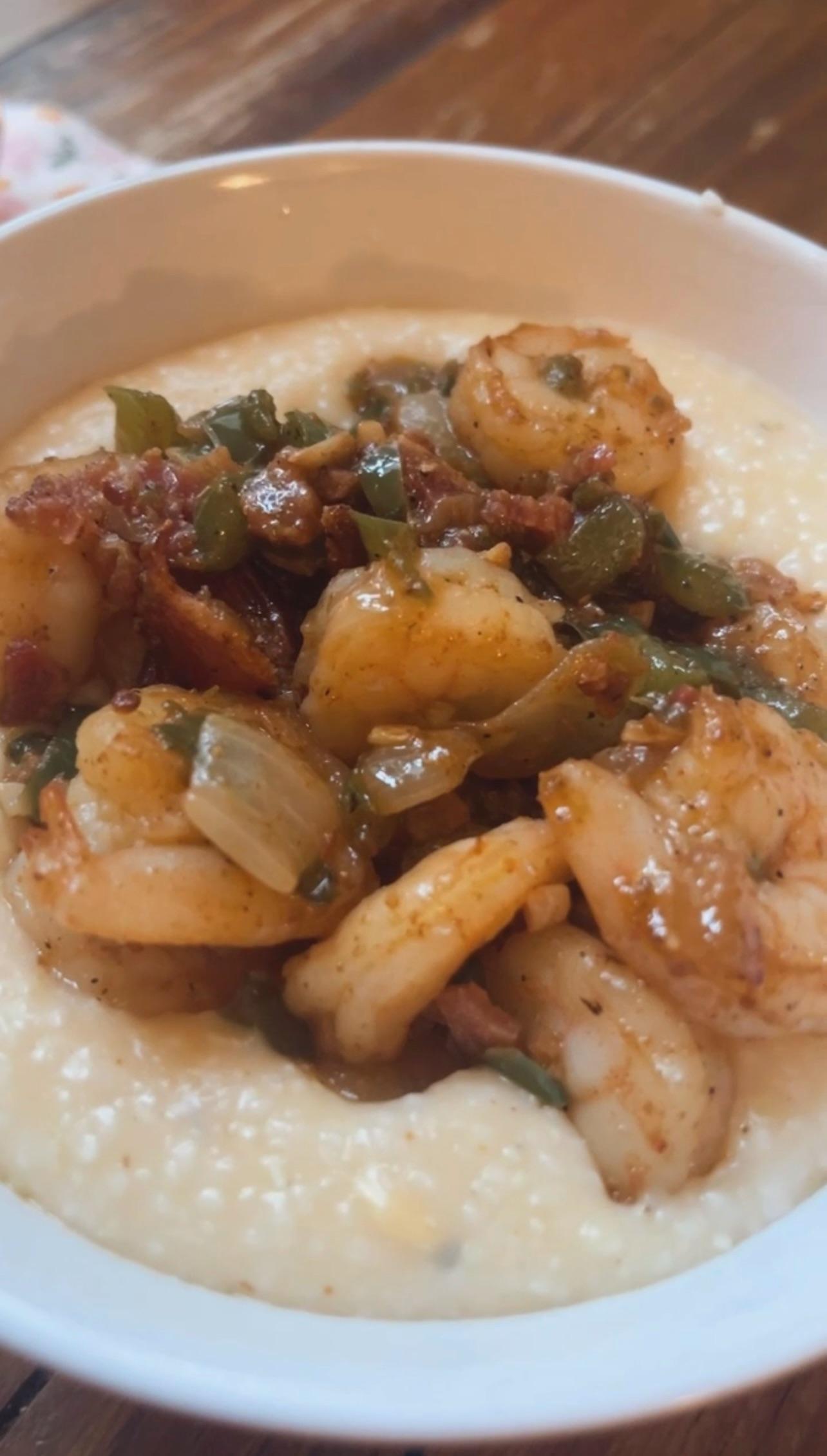 [homemade] Shrimp and creamy Gouda grits with pan gravy foodiedude